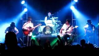 Family Force 5 - Not Alone (Live)