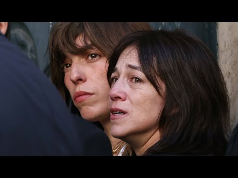 Obsèques de Jane Birkin : Charlotte Gainsbourg et Lou Doillon en larmes