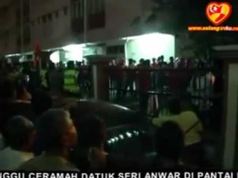 Ceramah Anwar diganggu Penyokong UMNO.FLV
