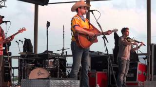 Aaron Watson performs &quot;Shut up &amp; dance&quot;