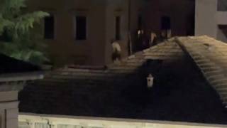 Bergamo, per otto ore sul tetto di una ex scuola. Preso alle 4 del mattino