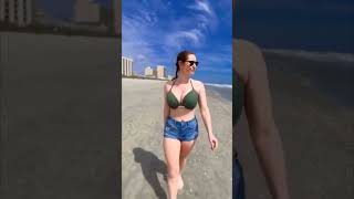 グリーンのビキニに白い肌はよく似合うね！