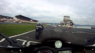 Download lagu Honda CBR 1000 RR SC 57 vs. Suzuki GSX-R 750 K4 mp3