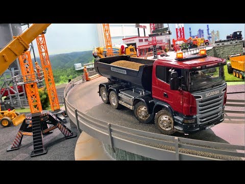 BRUDER TRUCKS the Bridge Project in JACK CITY Bruder Excavators performing Jack plays!