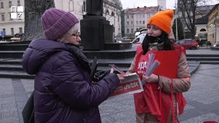 Команда політичної партії Удар Віталія Кличка у Львові роздає перехожим світловідбивальні браслети