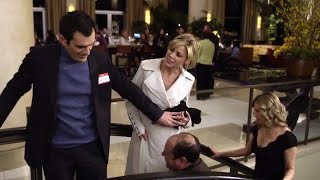 Modern Family 1x15 - Claires coat gets stuck in th