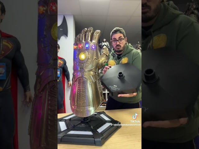 Vídeo relacionado con Avengers Llavero Guantelete de Thanos, Multicolor (Monogram International Inc. 68794)