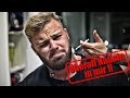 Bodybuilder hat Angst vor Nadeln - Panik Attacke !!