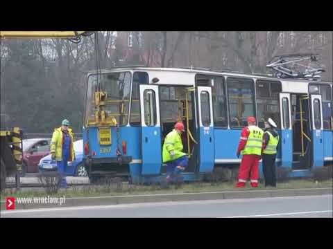 Mkną po szynach niebieskie tramwaje