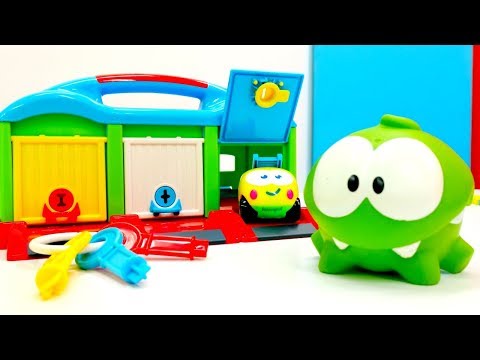 Spiel mit Om Nom Toys. Videos für Kleinkinder.