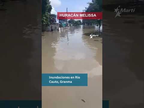 Residentes de Río Cauto sortean las inundaciones de Melissa