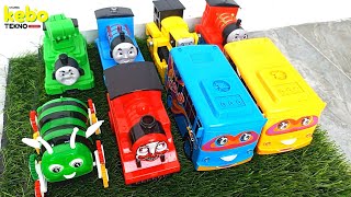 BERBURU MAINAN BUS TAYO DAN KERETA THOMAS DI RUMPUT! | Koleksi Mainan Warna Warni Anak