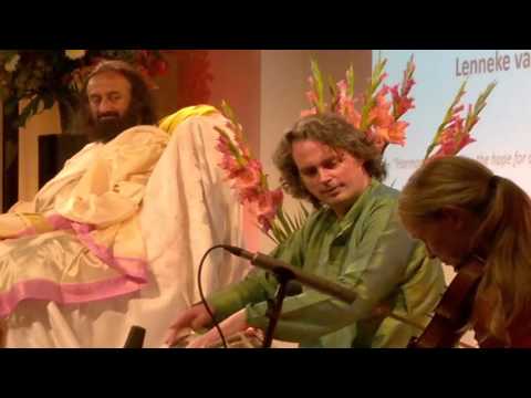 Sri Sri Ravi Shankar listening to Lenneke van Staalen & Heiko Dijker