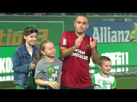 Steffen Hofmann nimmt Abschied. Seine Ehrenrunde nach dem Abschiedsspiel.