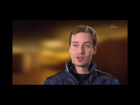 Poliisit Vantaa - mies kusee poliisiautoon