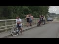 Wat doen al die mensen op de viaducten? Ze zwaaien naar vrachtwagens