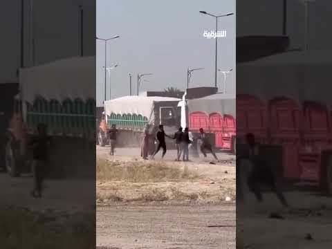فيديو | سائقو شاحنات يتشاجرون بالطابوق في سايلو بمحافظة صلاح الدين بسبب ترتيب الوقوف