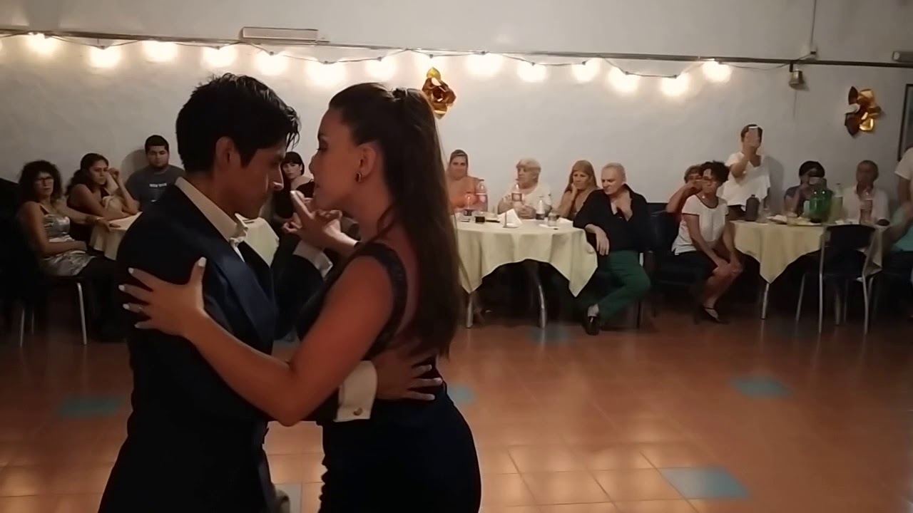 Jonatan Quispe y Agustina Juanbelz baila un tangazo