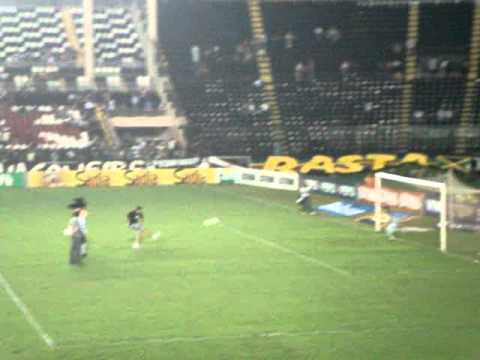 Leandro Xavier batendo penalti em São januário