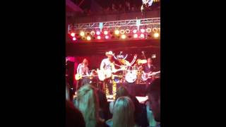 Dustin Lynch - sittin pretty (live)