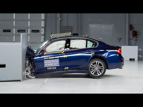 2017 BMW 3 series driver-side small overlap IIHS crash test