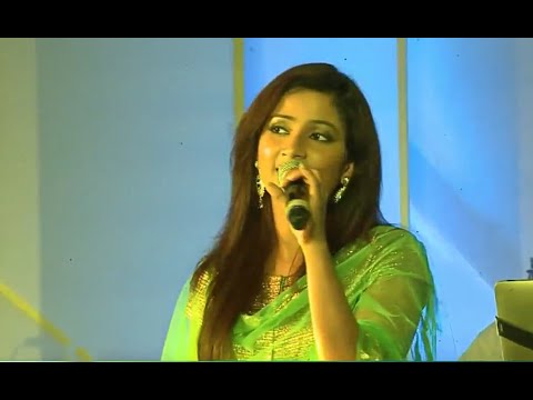 Bahon Mein Chale Aao live by Shreya Ghoshal