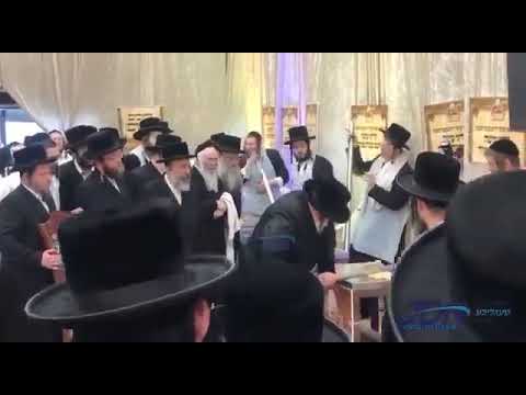 Viznitz Rebbe baking Matzah Nissan 5781