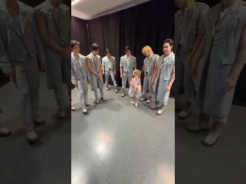 She chose MINLIX #felix #leeknow #minho #straykids #skz #kpop #dominate #girl #meowmeowbillikarti