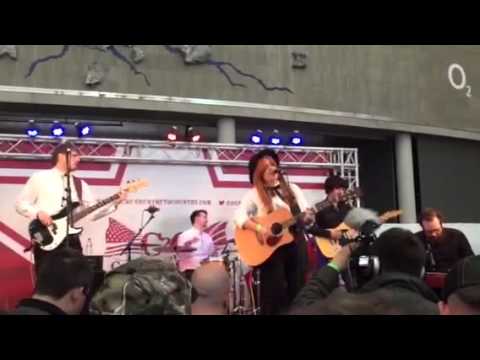 Laura Oakes 'don't let it hit you' at the country2country f