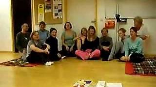 Yogagruppe Grüße Mutter und Nils (mit Polka Musik)