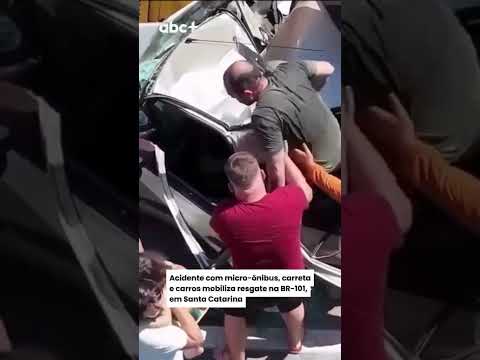 Acidente com micro-ônibus, carreta e carros mobiliza resgate na BR-101, em Santa Catarina