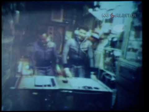 Космонавты Л. Попов и В. Рюмин наблюдают за солнечным затмением 13.08.1980
