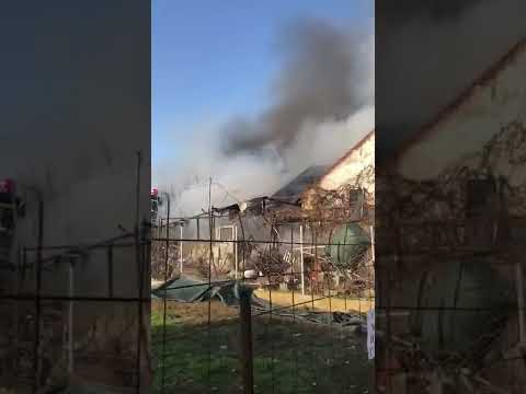 Unui micălăcean i-a luat foc casa și a încercat să și-o stingă singur. A fost dus la UPU, iar când se întoarce, trebuie s-o refacă