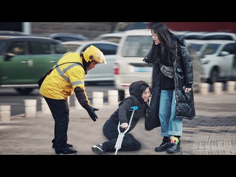 女生惡劣對待殘疾媽媽， 路人：她生你養你，你不扶她？