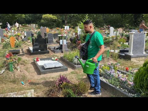 Adhan (Gebetsruf) aus dem Grab? Ehrenamtlicher Helfer bei Help Dunya | Grabpflege