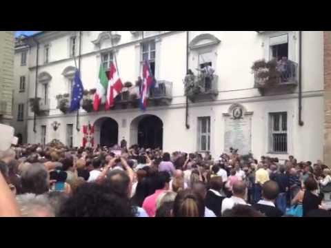 Gli astigiani accolgono in feretro di Giorgio Faletti