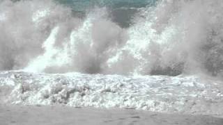 preview picture of video 'Kefalonia, Myrtos beach, big waves'