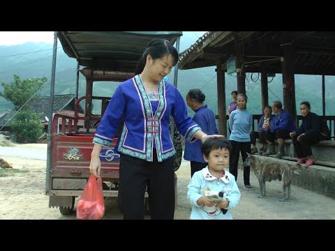 在乡下生活虽然没有什么钱,但农村姑娘却过得很开心很满足