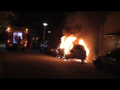 Auto volledig uitgebrand aan de waterscheerling in Velserbroek brandweer Velsen Zuid met spoed