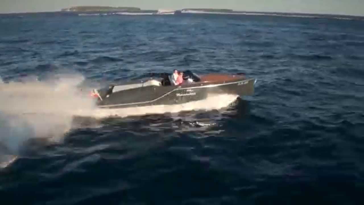 Frauscher 858 Fantom - racing at sea