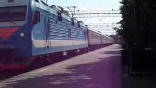 preview picture of video 'ЭП1М-425 с поездом прибывает на станцию Елец'