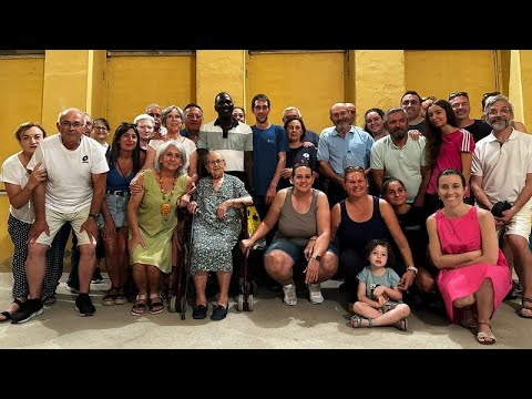 Emotiva despedida de los vecinos de Barceo al que ha sido su párroco los últimos cinco años, Joseph Zinsou 