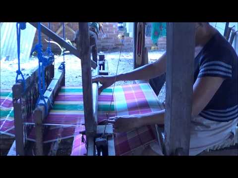 Tessitura tradizionale della seta sull'isola di Lombok in Indonesia