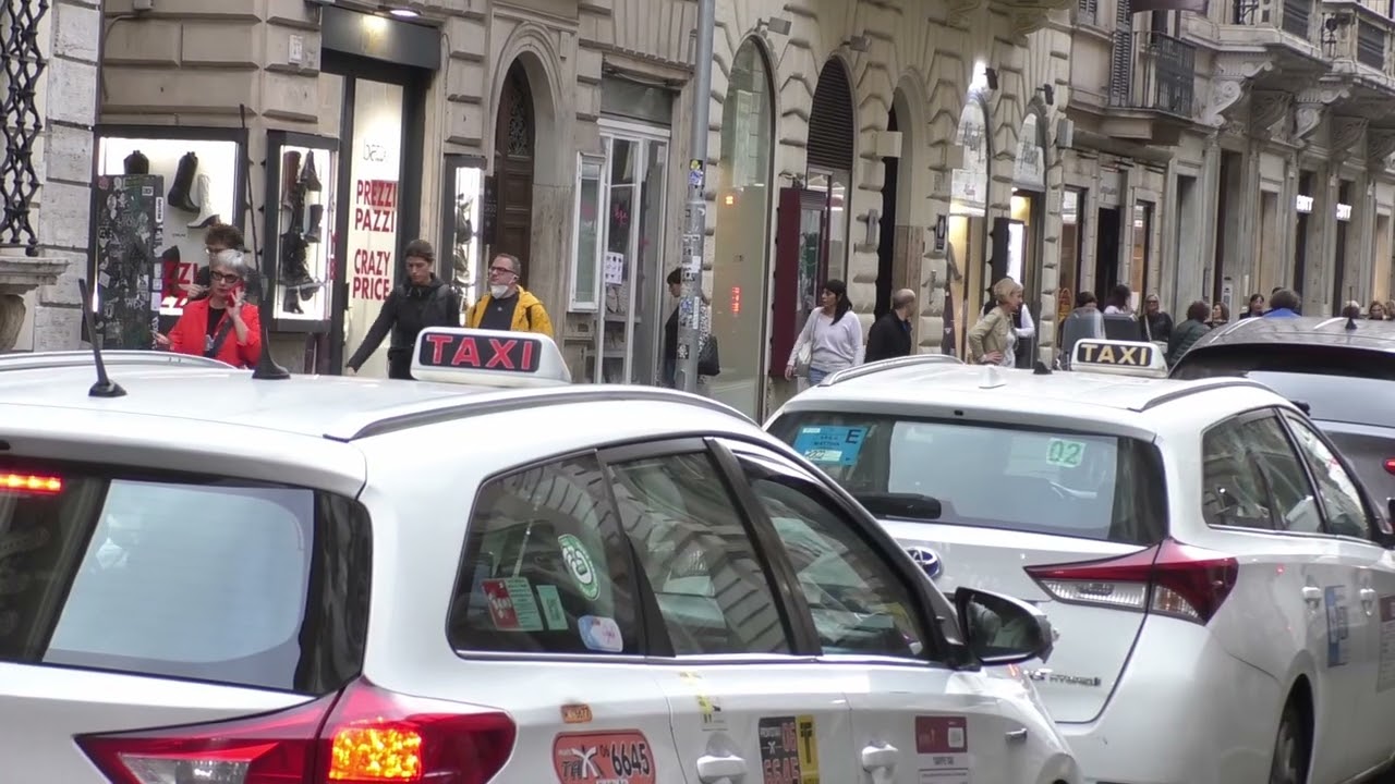 Roma, traffico in tilt in piazza Venezia