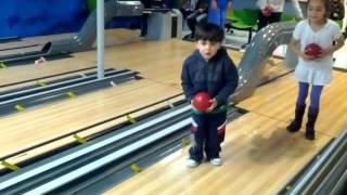 Jugar bolos para niños - Bowling for children Jugar bolos para niños - Bowling for children