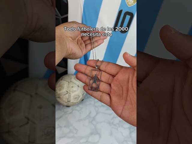Vídeo relacionado con WRITWAA Collar de Fútbol Colgante de Balón Deportivo para Hombre y Niño Cadena de Aleación Resistente Diseño Intrincado Accesorio para Ocasiones Casuales y Obsequios Joyería Temática Deportiva