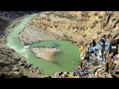 The real life of Zagros nomads | Fishing in the roaring mountain river and cooking in nature 🎣🏕