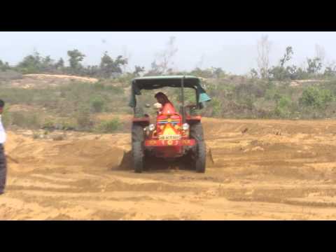 trattorista indiano all'opera