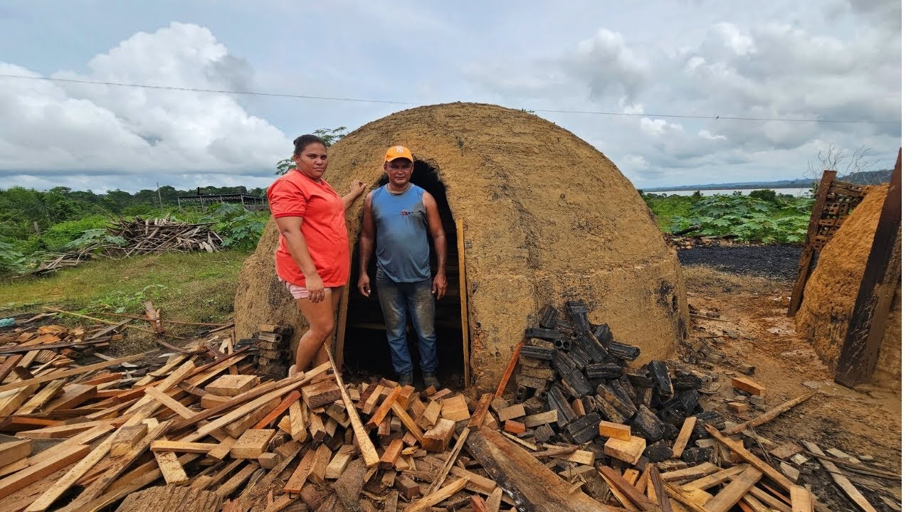 VEJA: MUNDICO E JUCÉLIA TRABALHANDO NA CARVOARIA