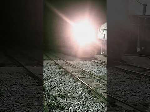 SÓ UM PONTO DE LUZ! Registro noturno raro com trem carregado em Itumirim